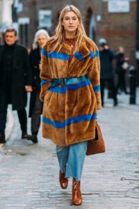 how to wear flared jeans in .500x0c
